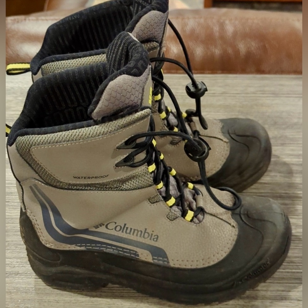 Columbia Bugaboot Insulated Snow Boot Youth size 6